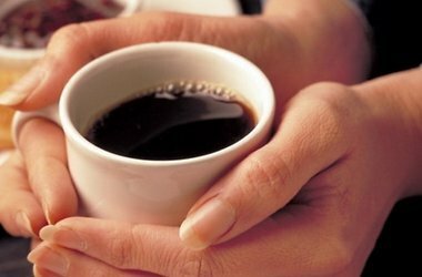 чашка с кофе в руках