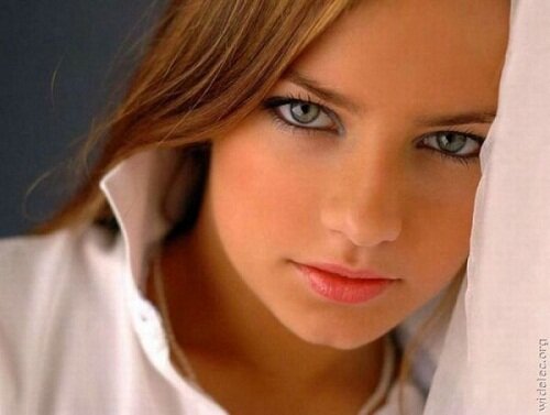 красивое лицо девушки