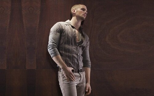 парень держит рукой ремень