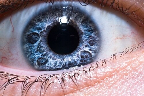 голубые глаза