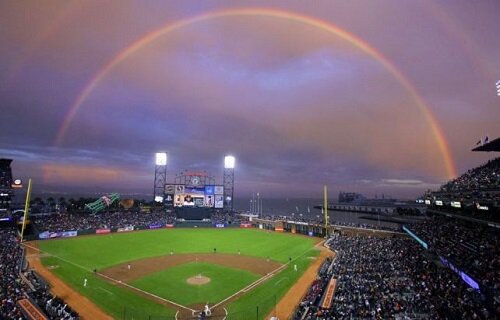 футбольное поле и радуга