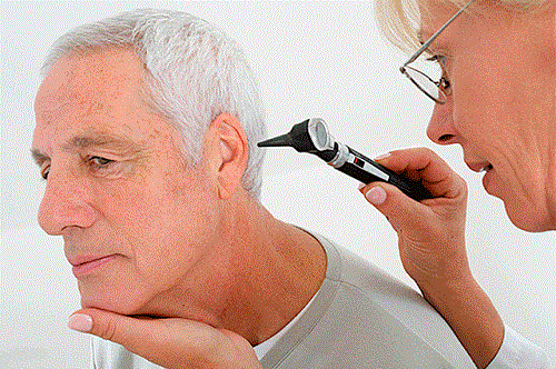 Пожилые люди и слух
